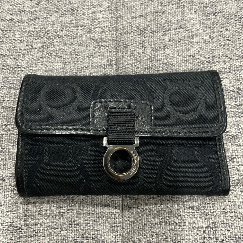 AUTHENTIC Salvatore Ferragamo 6-Key Case